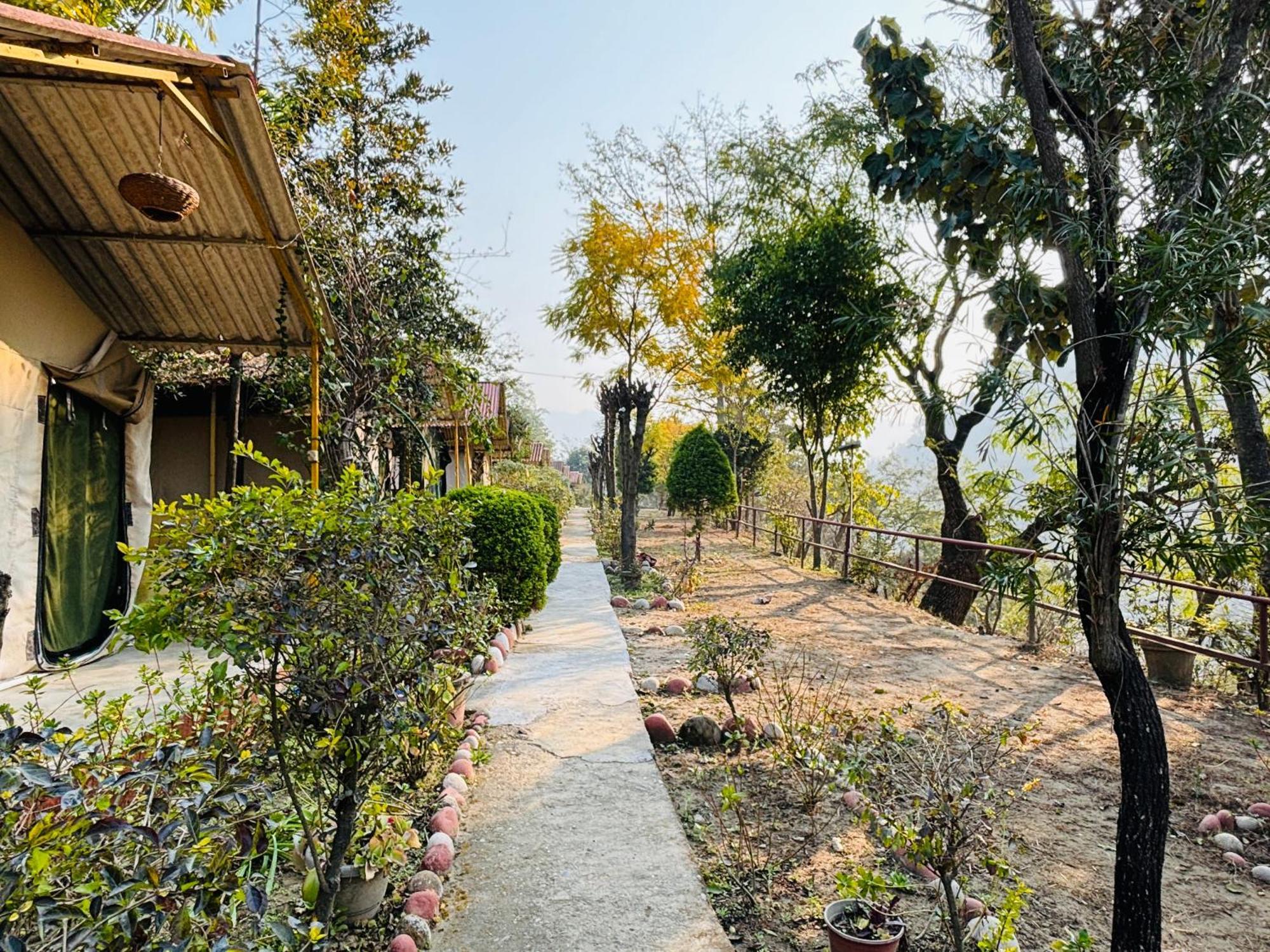 ホテル Camp High 5 Jayalgarh Dāngchura エクステリア 写真